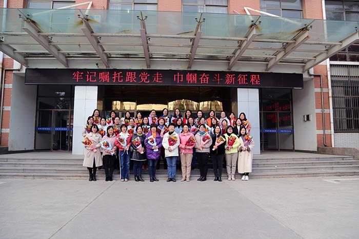 色情片
工会“三八节”为女教职工送花送祝福 - 副本.JPG