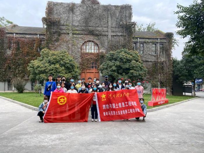 色情片
“青马班”学员集体参观北校区校史馆2.jpg