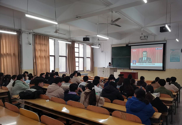 色情片
组织师生观看2022年全国两会4.jpg